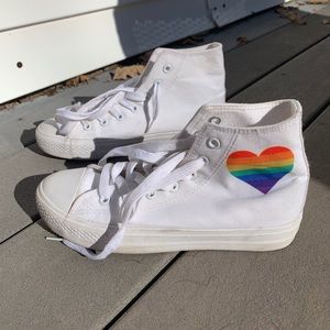 HOT TOPIC PRIDE RAINBOW HEART SHOES 5 WOMENS LGBTQ